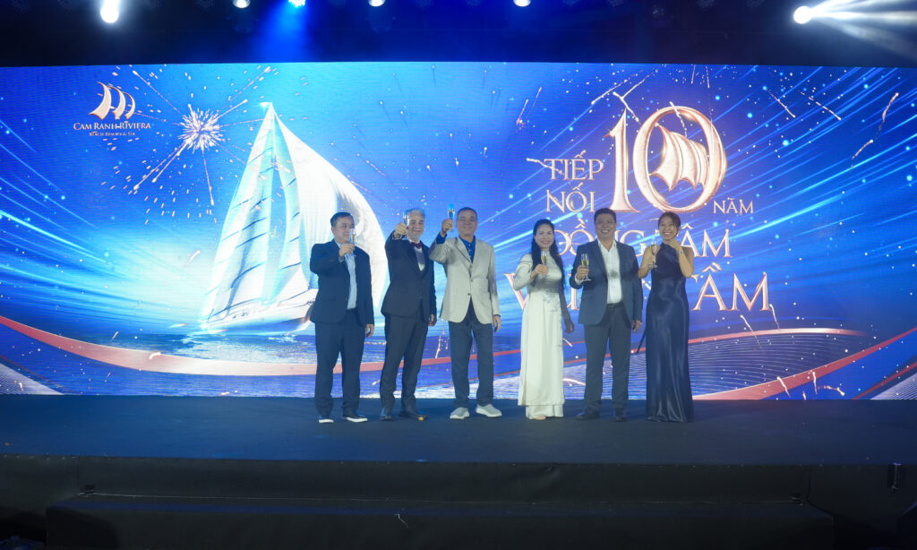 The Board of Directors and the Management Board raise a glass to celebrate the event.