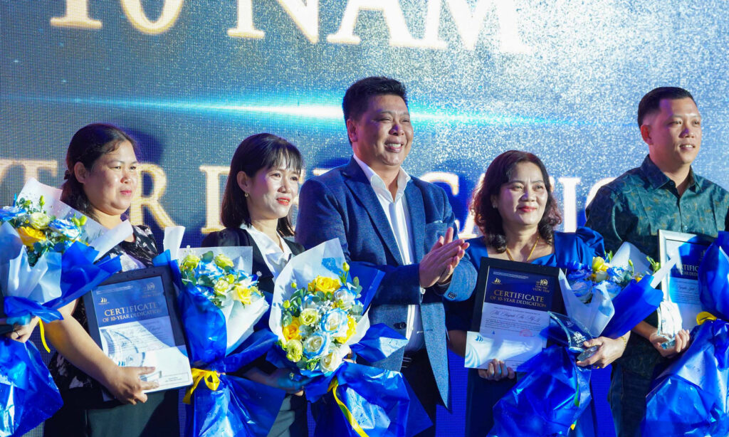 Chairman awarded certificate of merit to employee with 10 years of dedication
